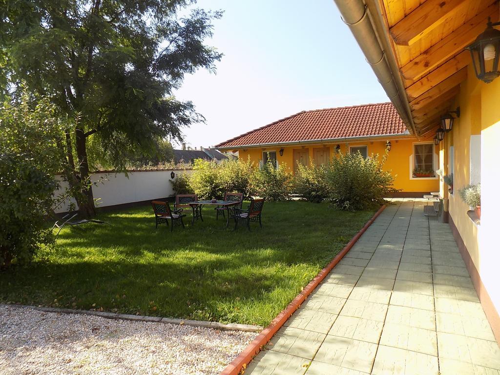 Bed and Breakfast Platán Panzió Nyúl Exterior foto