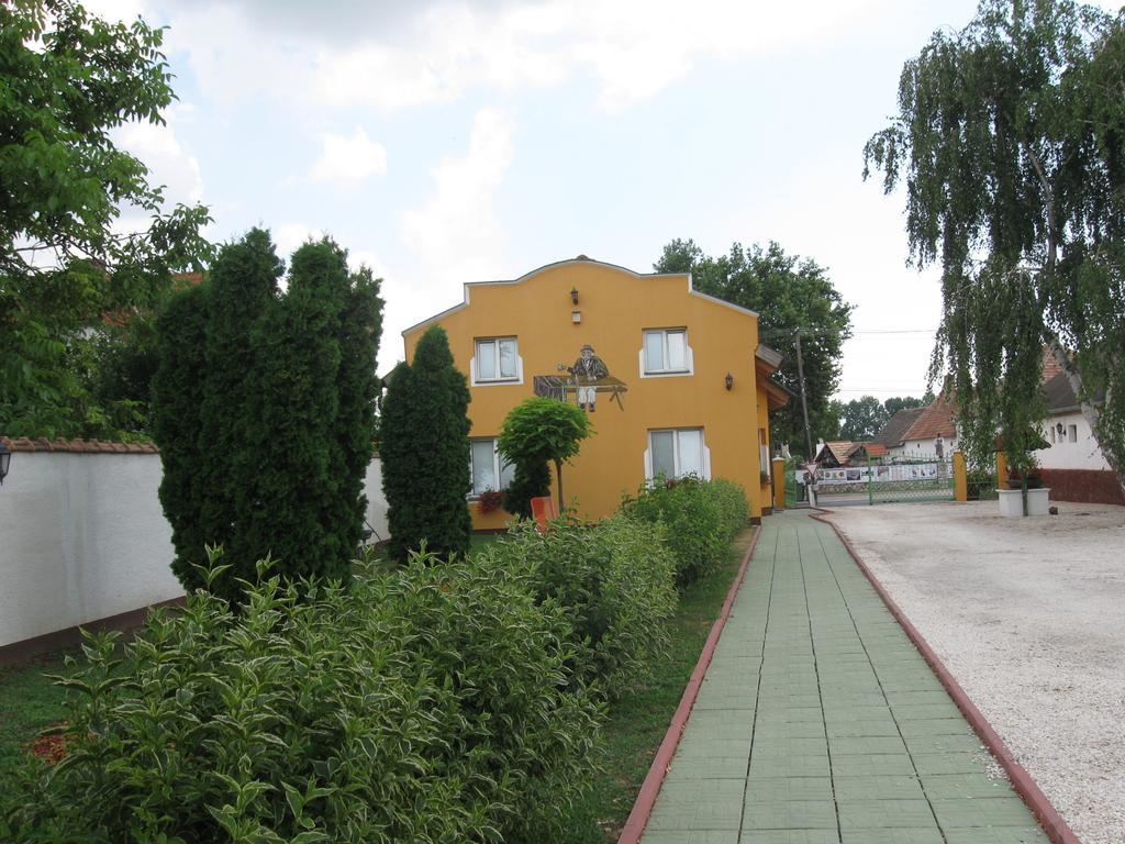 Bed and Breakfast Platán Panzió Nyúl Exterior foto