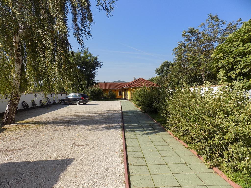 Bed and Breakfast Platán Panzió Nyúl Exterior foto