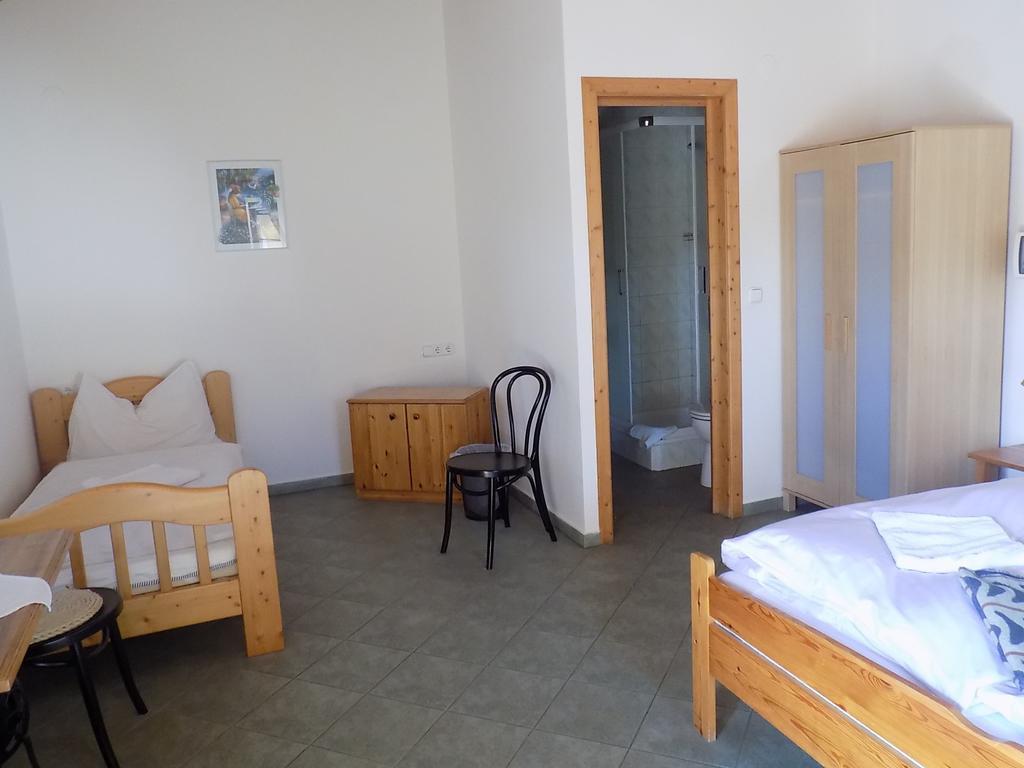 Bed and Breakfast Platán Panzió Nyúl Habitación foto
