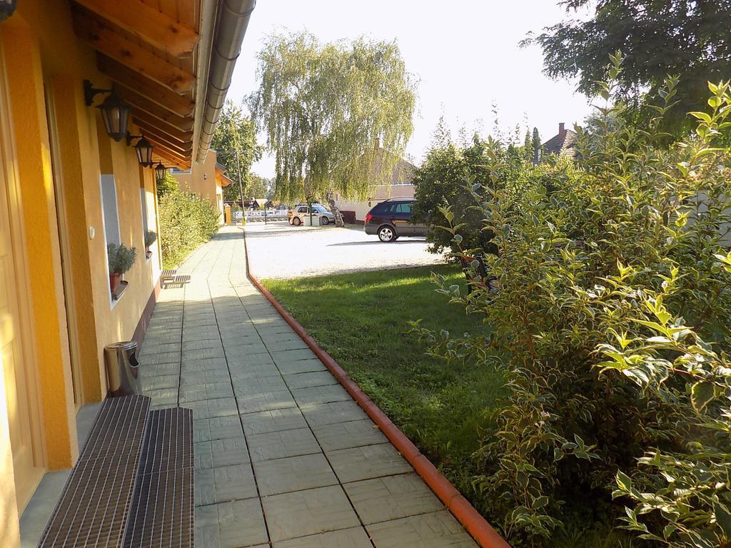 Bed and Breakfast Platán Panzió Nyúl Exterior foto